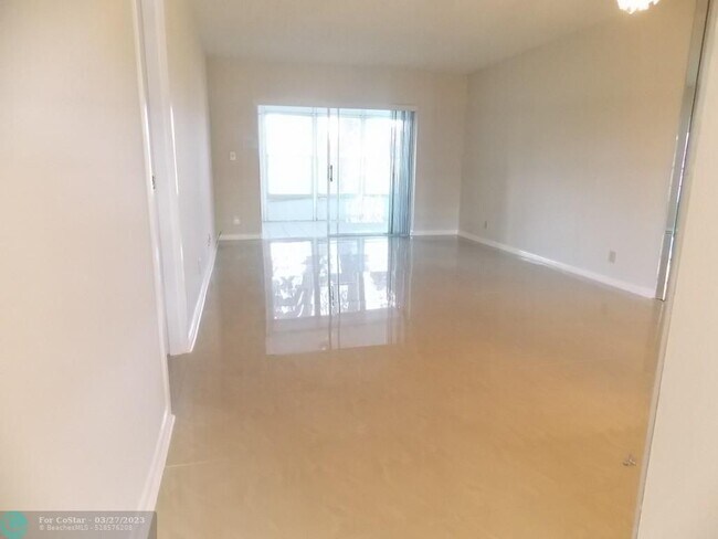 Foto del edificio - 1050 Country Club Dr