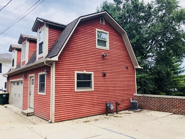 Primary Photo - 4418 N Riverdale Dr