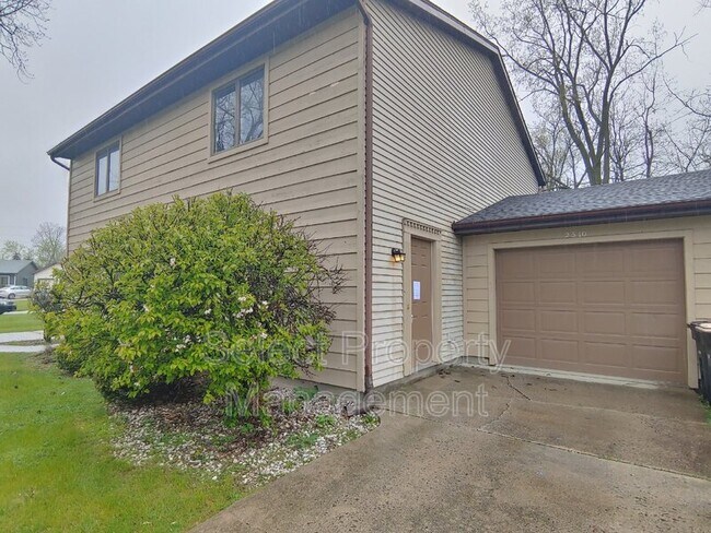 Building Photo - 2310 Versailles Village Pl