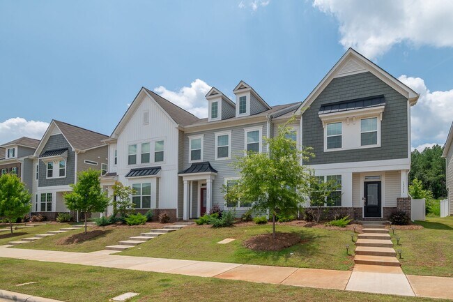 Building Photo - Spacious 3BR/2.5BA Townhome with Community Pool in Prime Steele Creek Location