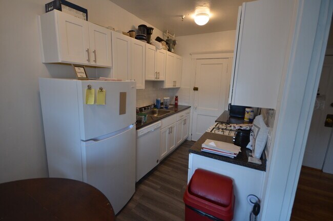 Building Photo - 131 Park Dr