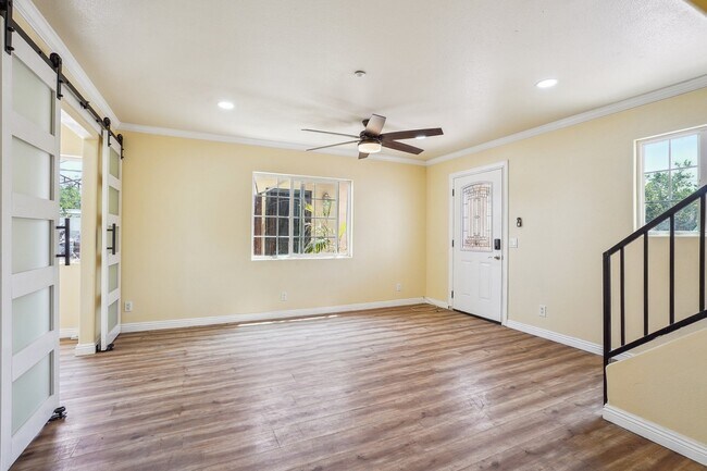 Foto del edificio - 5248 N Gareloch Ave