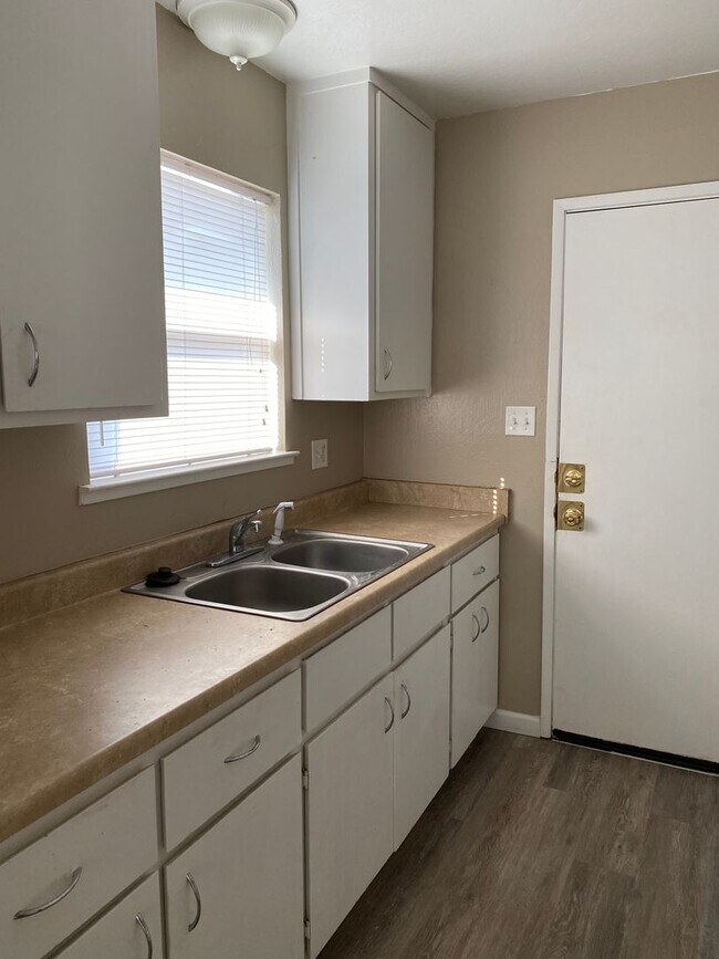 Building Photo - Plymouth Duplex