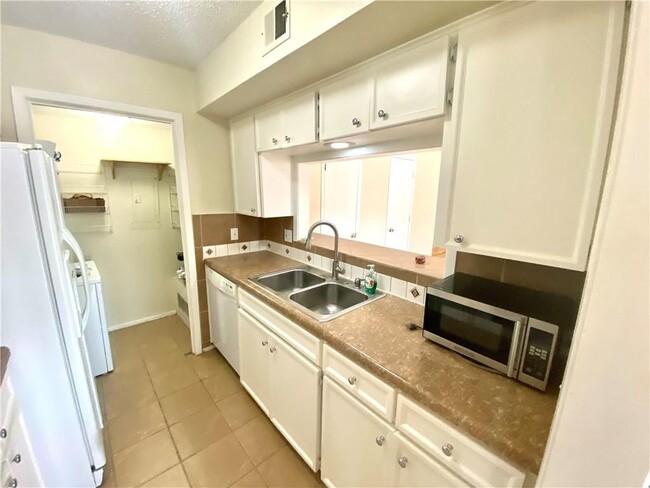 Building Photo - 6718 Silvermine Dr