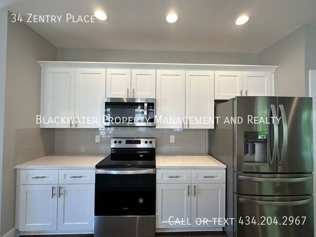 Building Photo - End Unit Townhome with 3 Bedrooms!