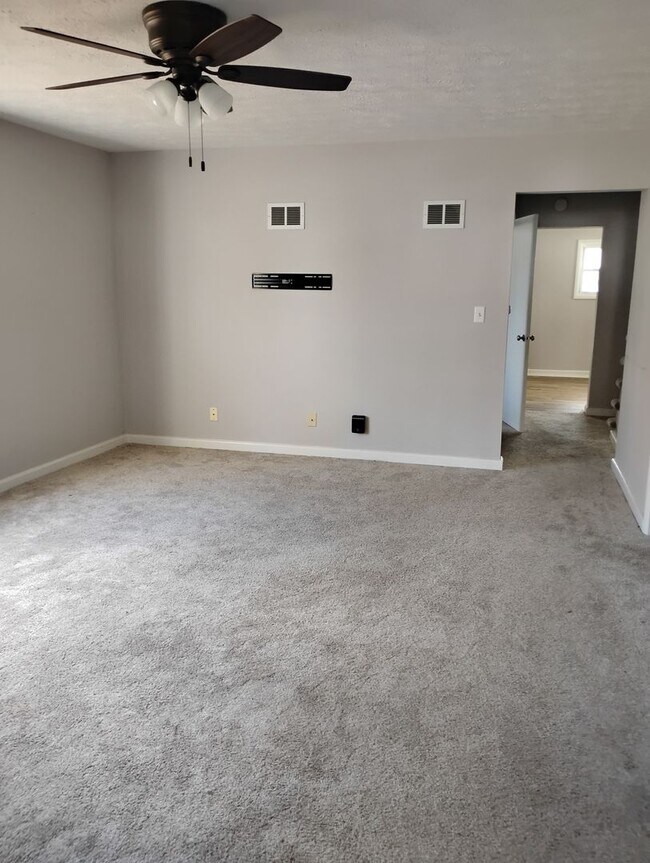 Building Photo - 4 Bedroom 1 Bath