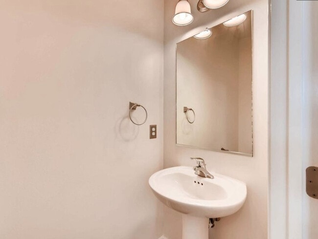 Building Photo - 2027 Pinecrest Dr