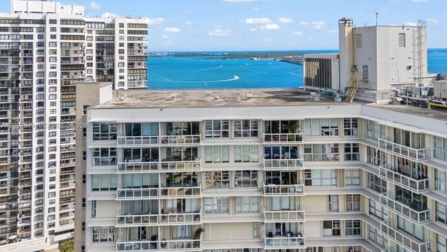 Foto del edificio - 2451 Brickell Ave