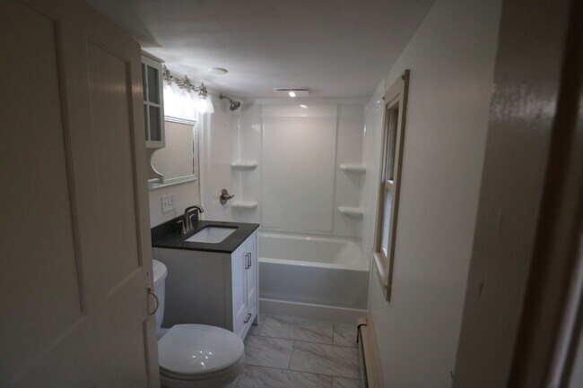 Full bath-shower/tub. - 1232 Naples Rd