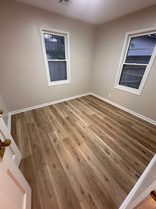 Foto del edificio - $1195 - 2 bedroom/ 1 bathroom - Single Fam...