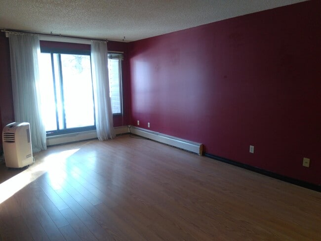 Building Photo - 1 Bed 1 Bath Unit in Edmonton, AB