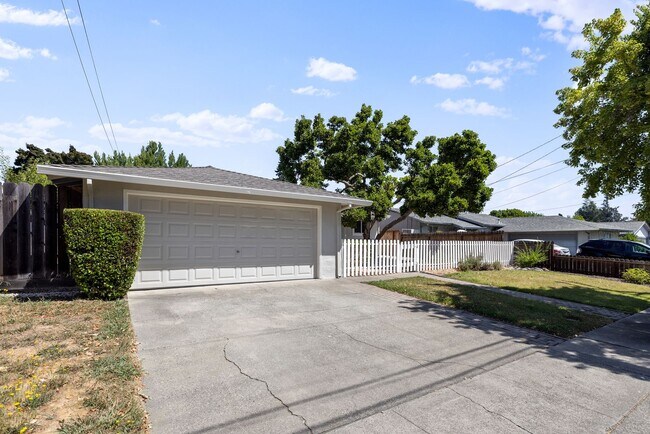 Foto del edificio - TENTATIVELY RENTED Updated 4 Bedroom 2 Bat...