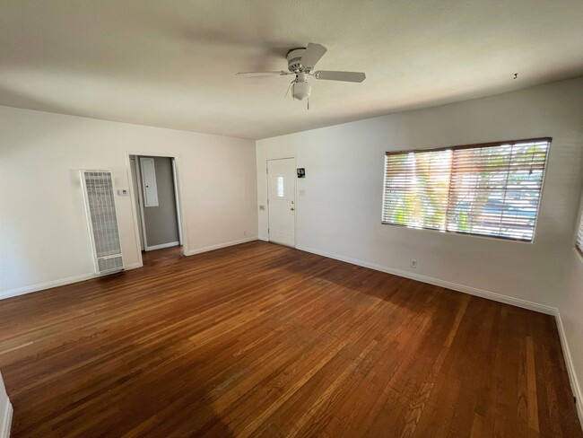 Building Photo - Midtown Ventura Bungalow
