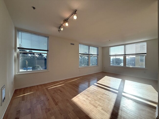 Foto del edificio - 2 Bedrooms / 2 Bathrooms – Corner Unit at Ocean Village Plaza