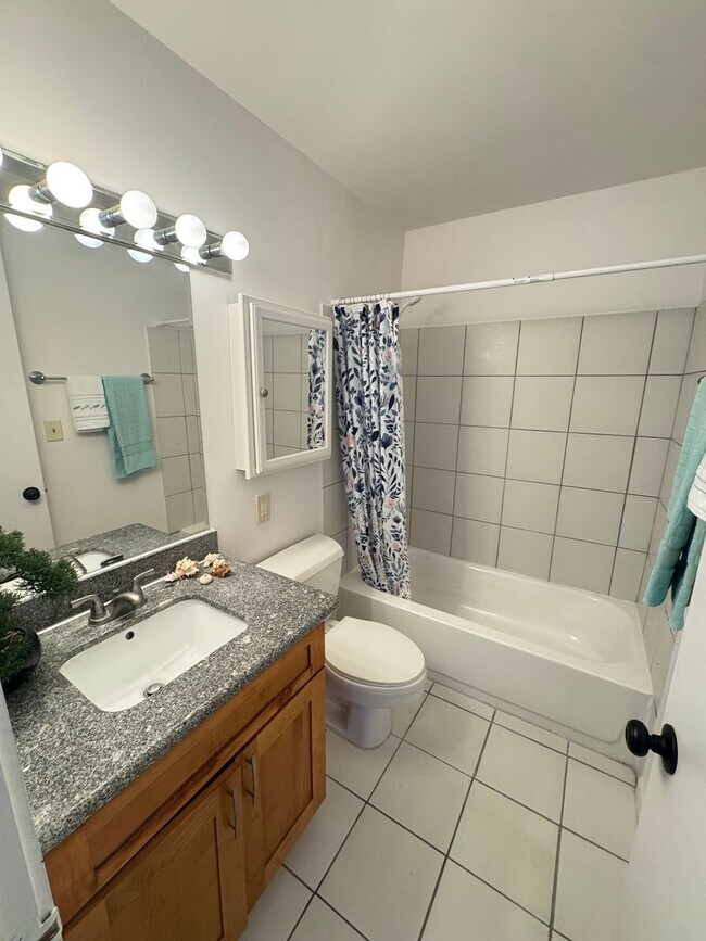 Photo - 1 Bed / 1 Bath | Utilities include | Near ... House