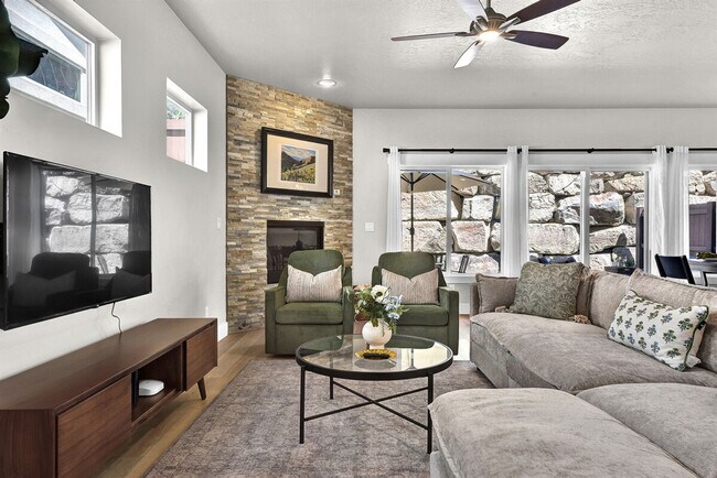 Foto del edificio - 2248 W Hill Terrace Ln