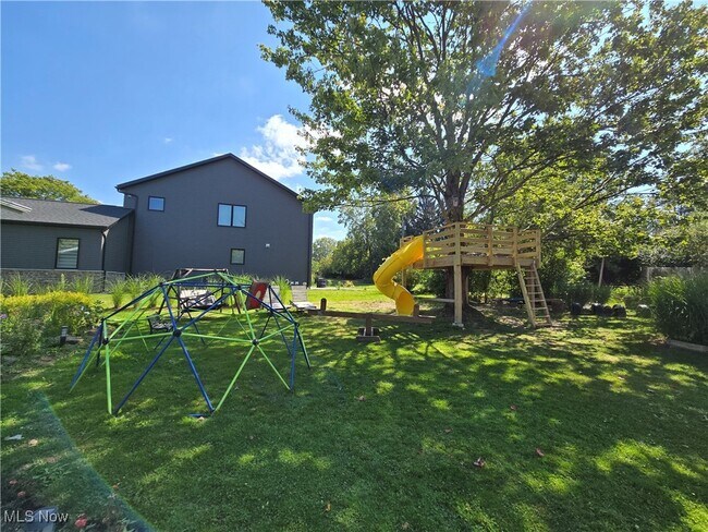 Foto del edificio - 24654 Hawthorne Dr