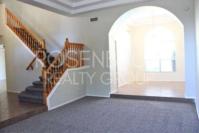 Building Photo - Gorgeous 5-bedrooms, 3-baths home in Super...