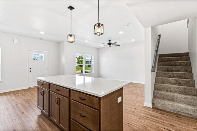 Building Photo - Wonderful 3 Bed Townhome with Large 2 Car ...