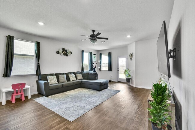 Building Photo - Spacious 4-Bedroom Home with Office in Pri...