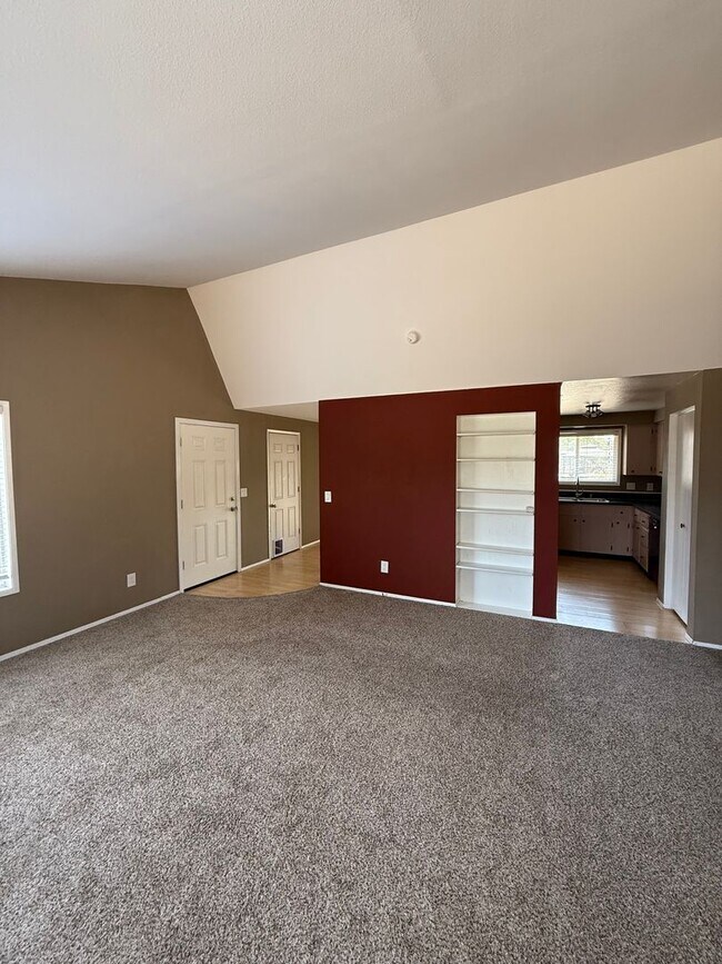 Building Photo - Charming 3-Bedroom, 2-Bathroom with Large ...