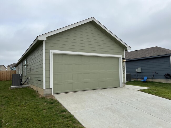 Foto del edificio - 13819 Llama Pl