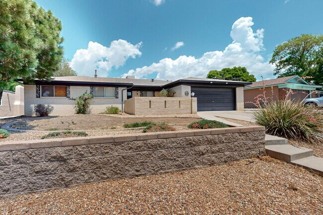 Foto del edificio - NE Brick Ranch 3/Bd 2/Ba 2 Cg 1782/sf