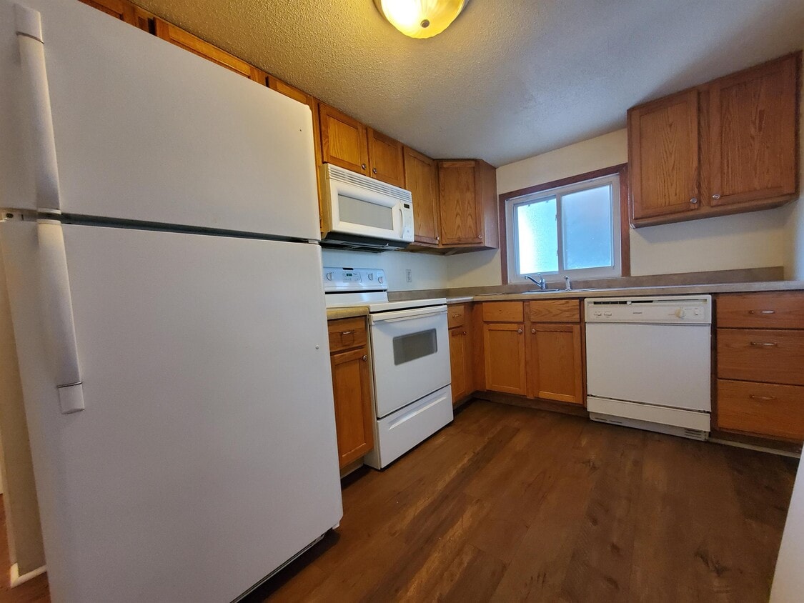Primary Photo - 3300 Huntington Ave