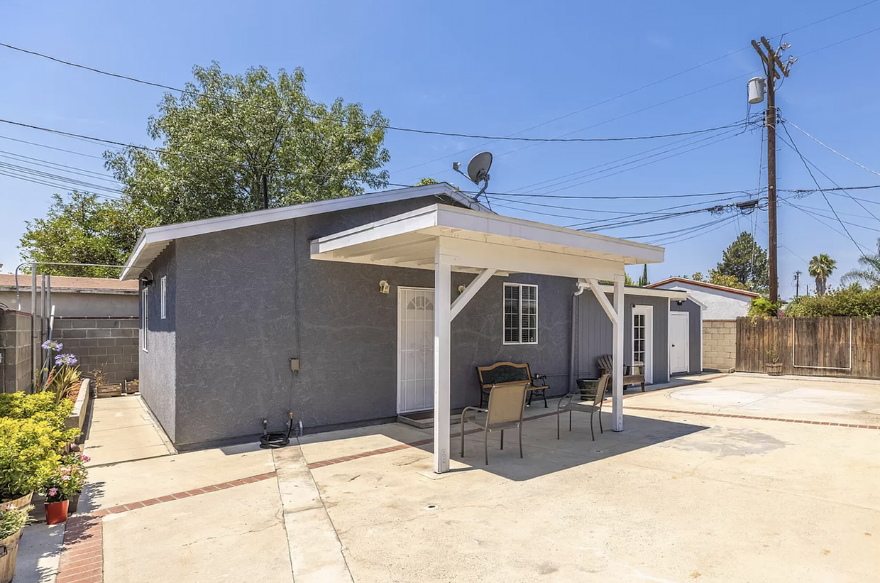 Front + patio - 14174 Osborne St