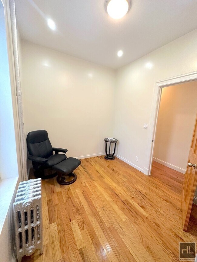 Building Photo - 499 CHAUNCEY STREET