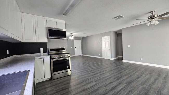 Foto del edificio - AVAILABLE NOW! BEAUTIFUL 3-bedroom, 2-bathroom home in Cathedral City! MOVE IN SPECIAL - HALF OFF...