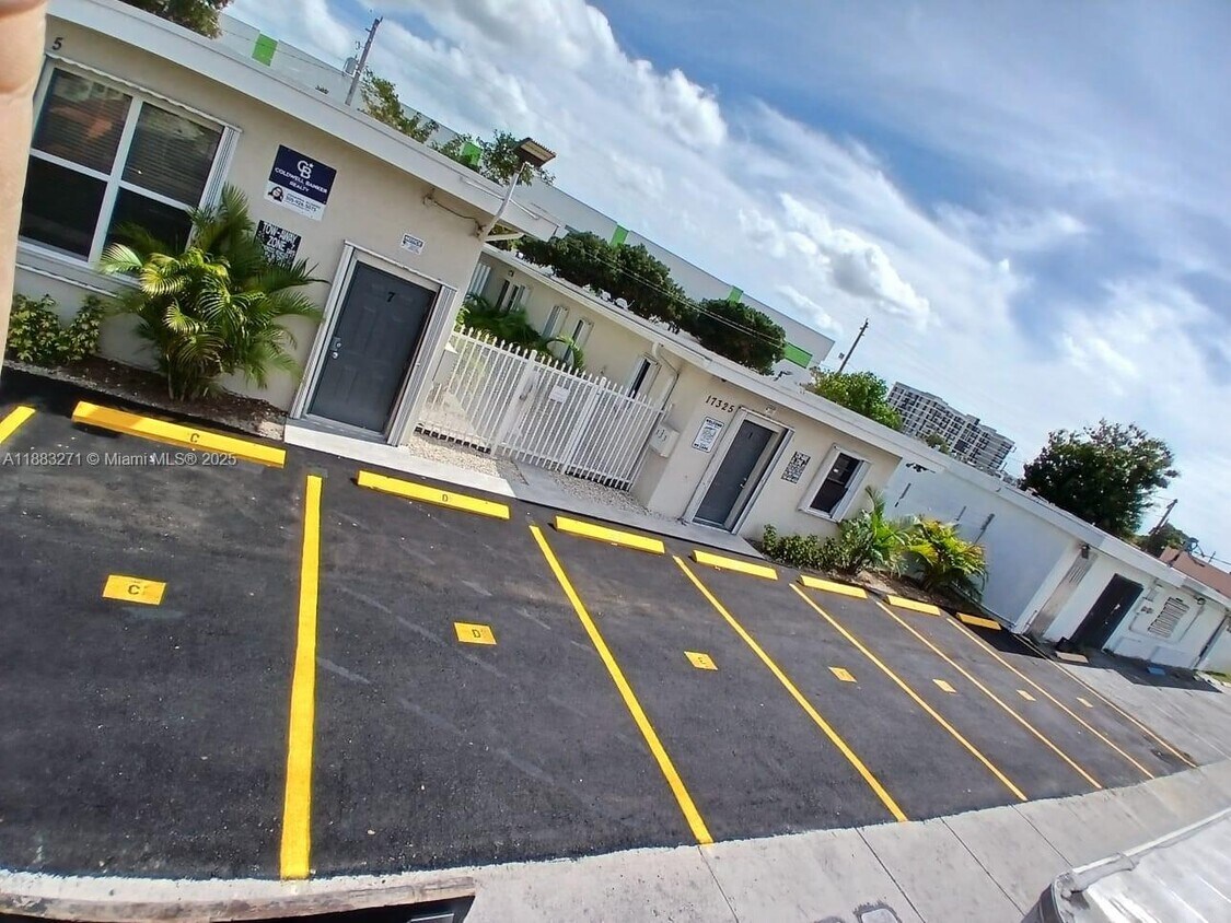 Foto principal - 17325 Homestead Ave