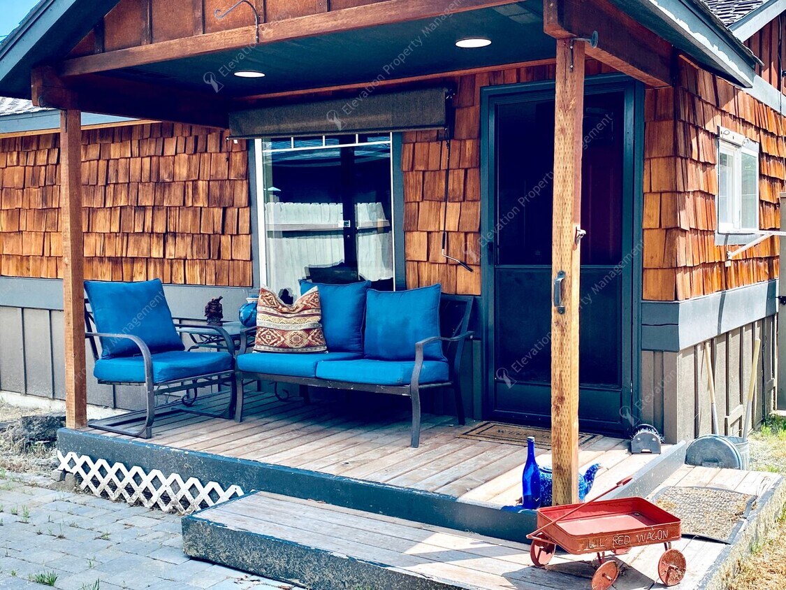 Primary Photo - Furnished 1 BR / 1 BA cottage near downtow...