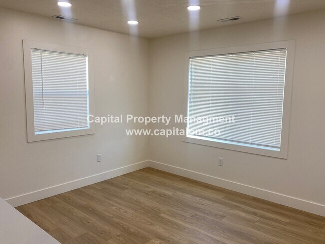 Foto del edificio - 915 Crandall Ave S