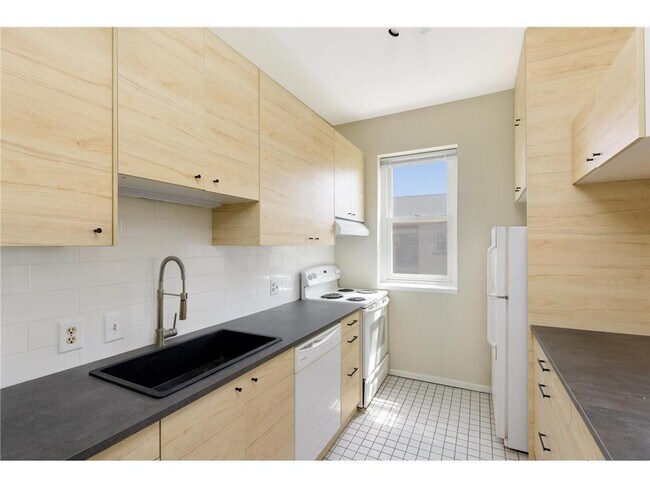 Building Photo - 2421 Emerson Ave S