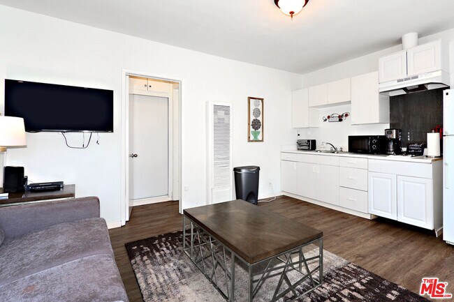 Foto del edificio - 3743 McLaughlin Ave