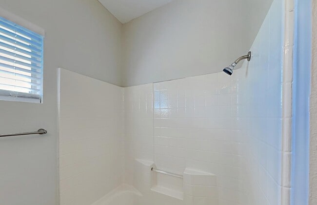 Foto del edificio - AVAILABLE NOW