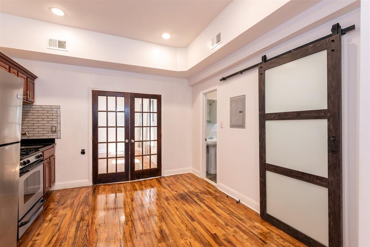 Primary Photo - 356 Varick St