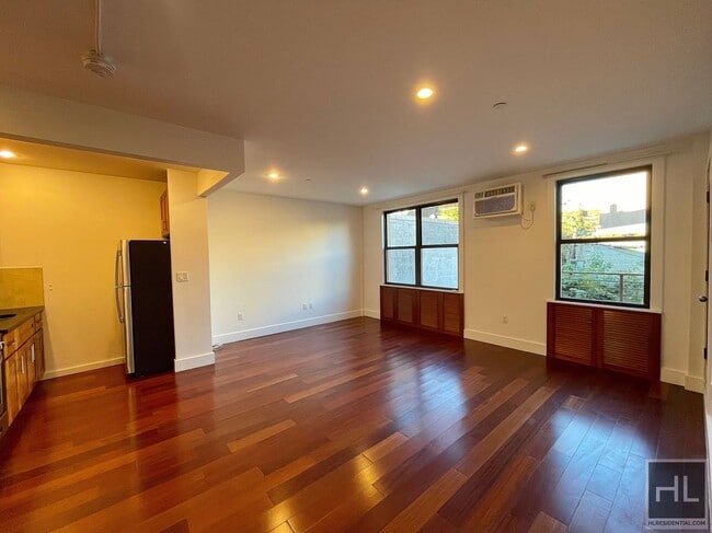 Building Photo - Gorgeous stabilized 1 bedroom with private balancony and in unit washer/dryer