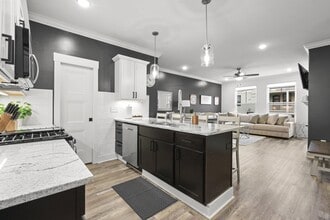 Building Photo - 127 E 8th Ave