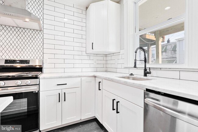 Mostrando la cocina con gabinetes de cierre suave y ventana al patio trasero (2 de 2) - 263 S Robinson St