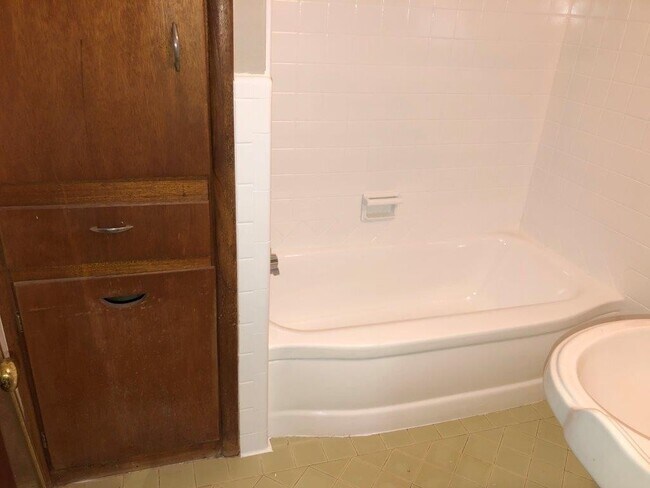 Building Photo - 4 bed 1 bath in MWC, Section 8 accepted!