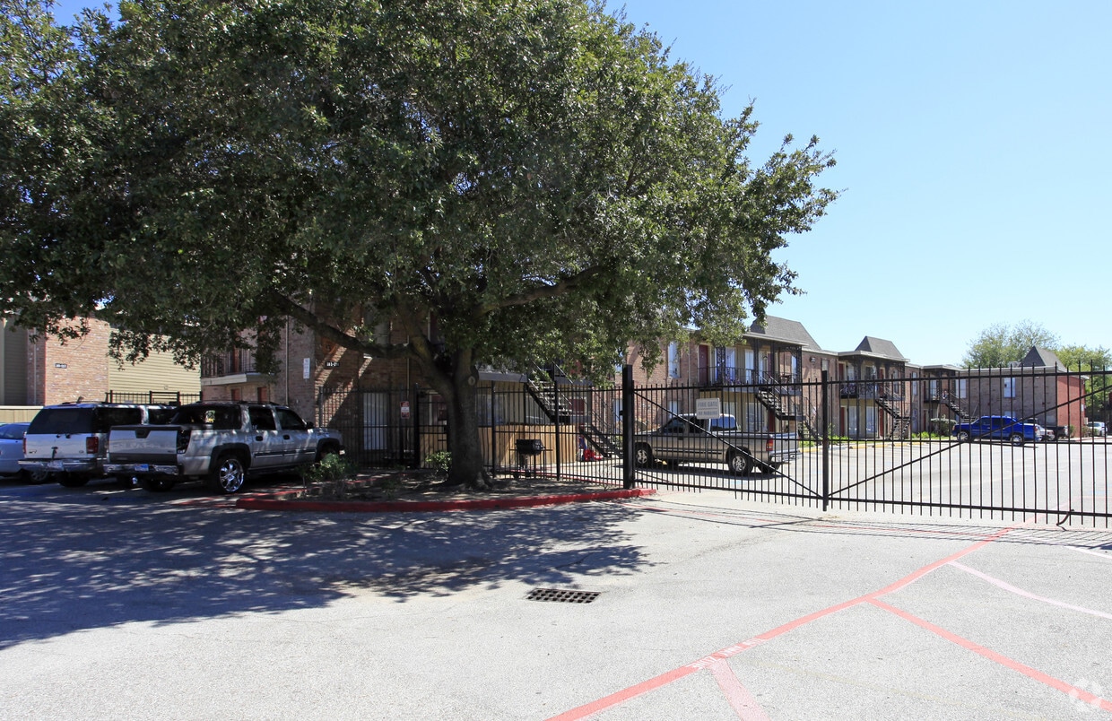 Building Photo - Oaks on Bissonnet