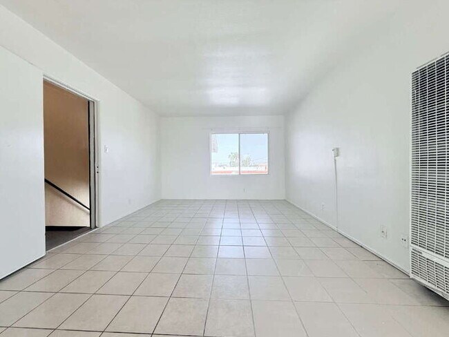 Foto del edificio - 943 W 68th St