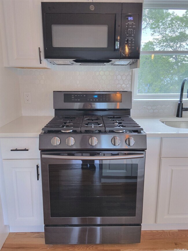 Building Photo - 569 Centre Ave