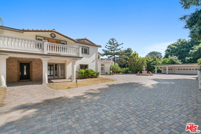 Building Photo - 3200 Oakley Dr