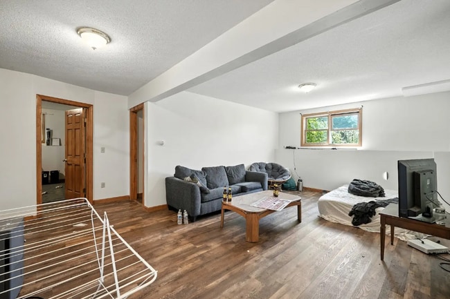 Building Photo - 39 Valley Ln