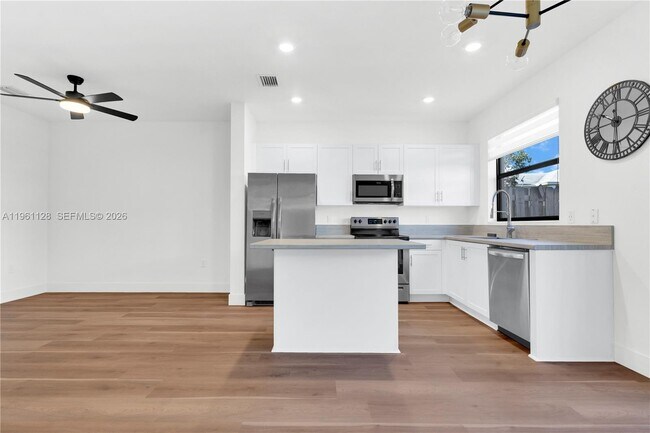 Foto del edificio - 859 NE 211th St