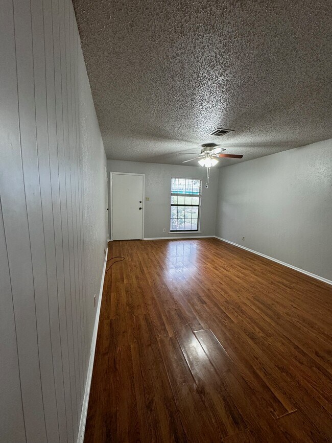 Sala de estar - 1711 Iris Cir