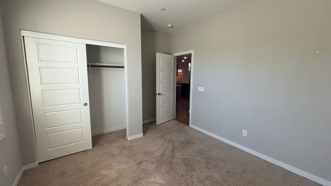 Foto del edificio - Gorgeous Four Bedroom Three Bathroom Home ...